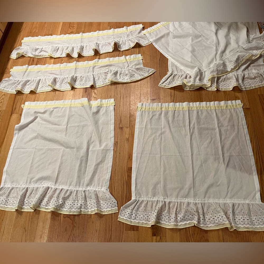 Vintage white ruffled eyelet curtains w pale yellow trim - Picture 5 of 16